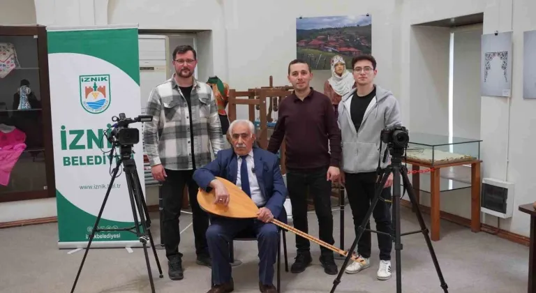 65 yıldır sazı ve kalemi elinde