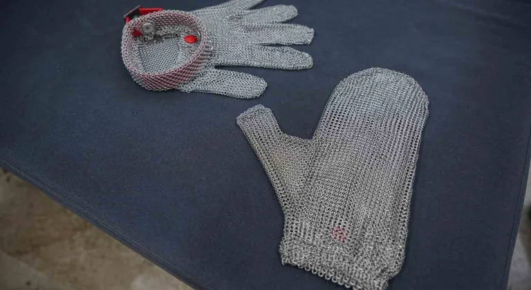 Acemi kasaplar mutlaka almalı! El kesilmelerine çelik eldiven çözümü