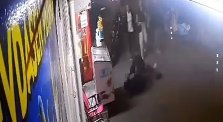 Adamların kavgasına kadın da tekme ile karıştı