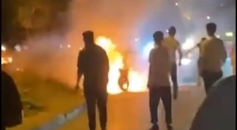 Alev alan motosikleti, kırık ayağıyla koşarak yetişen yardımsever kurtardı