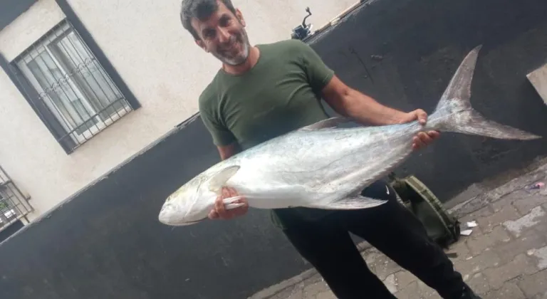 Amatör balıkçının 30 kiloluk balık heyecanı 13 bin TL'lik telefona mal oldu
