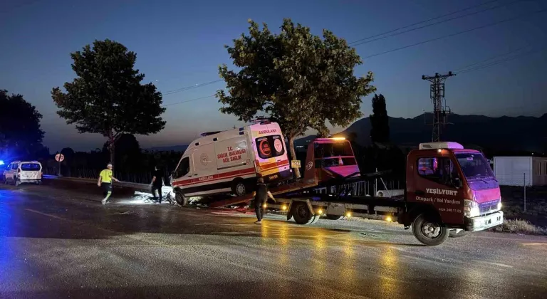 Ambulans ile çarpışan otomobilde can pazarı