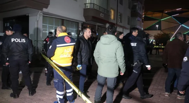 Annesini, babasını ve kardeşini öldürüp intihar etti