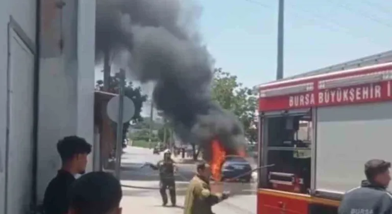 Bursa'da aşırı sıcak seyir halindeki otomobili yaktı