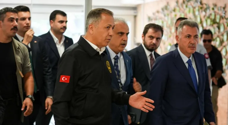 Bakan Yerlikaya, İzmir'deki saldırıda yaralananları hastanede ziyaret etti