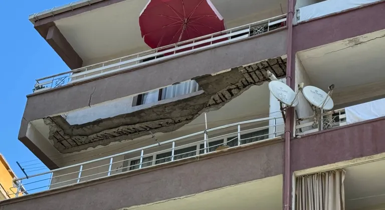 Balkonu çöktü! Bina tahliye edildi