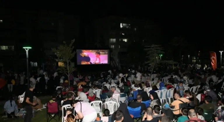 Başkan Aydın, Güneştepe’de çocuklarla açık hava sinemasında buluştu