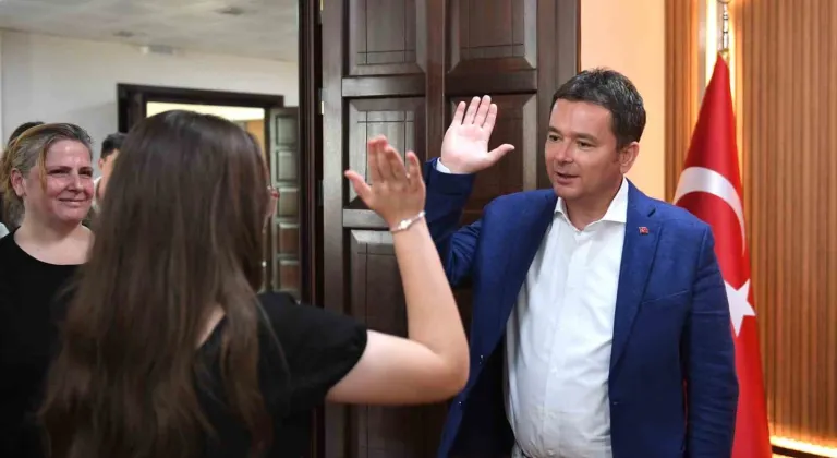 Başkan Erkan Aydın başarılı öğrencileri ödüllendirdi