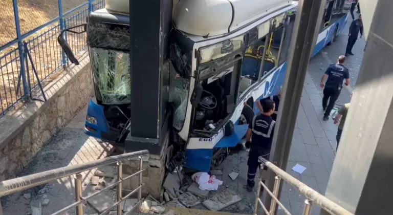 Belediye otobüsü kaza yaptı! 20 kişi yaralandı