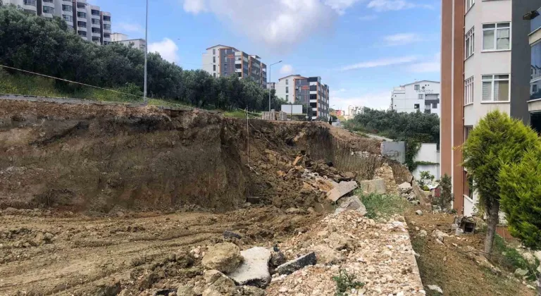 Belediyenin hafriyat aldığı yerde yol çöktü