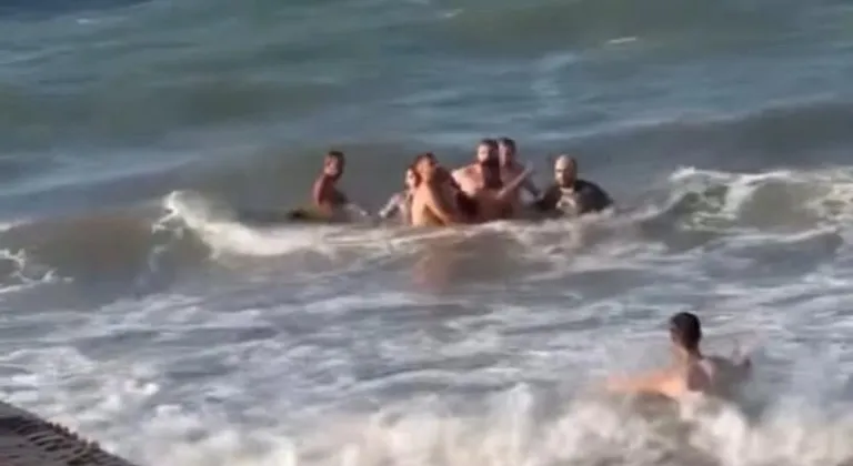 Boğulmak üzere olan genci vatandaşlar kurtardı