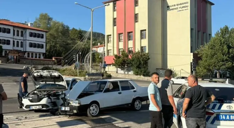 Bolu'da 2 otomobil kafa kafaya çarpıştı