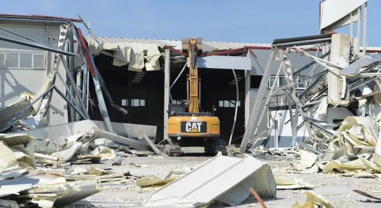 Bursa'da 3 kaçak yapı daha yıkıldı