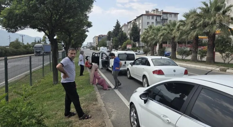 Bursa'da 3 otomobil bir birine girdi!