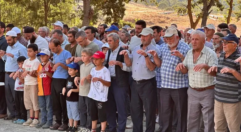 Bursa'da eller yağmur ve orman yangınları için semaya açıldı