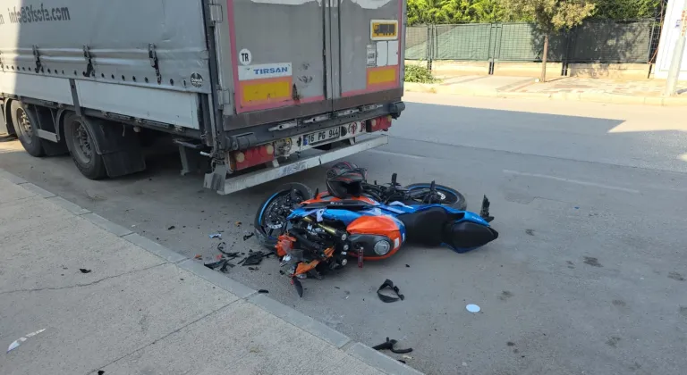 Bursa'da feci kaza: Tıra çarpan motosiklet sürücüsü ağır yaralandı