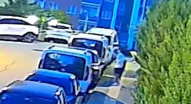 Bursa'da gençler araçların kaportasını çizip aynalarını kırdılar