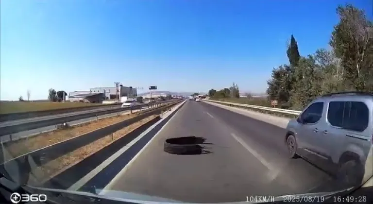 Bursa'da karayoluna atılan kamyon lastiği kazaya sebep oldu