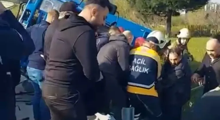 Bursa'da kargo aracı devrildi