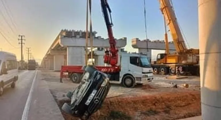 Bursa'da kontrolden çıkan otomobil üst geçit inşaatına düştü