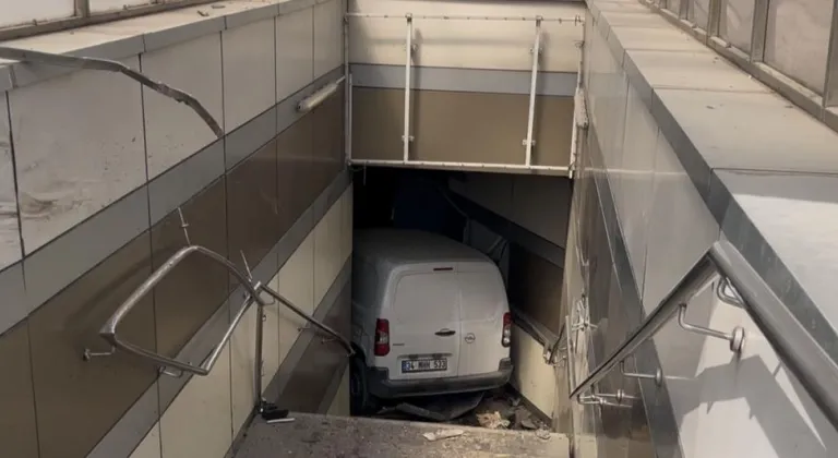 Bursa'da korkunç kaza: Otomobil metro istasyonuna daldı