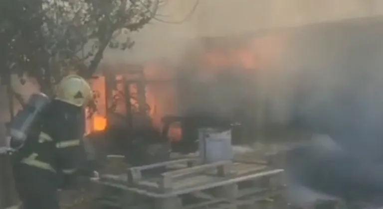 Bursa'da korkutan yangın! Depo alevlere teslim oldu