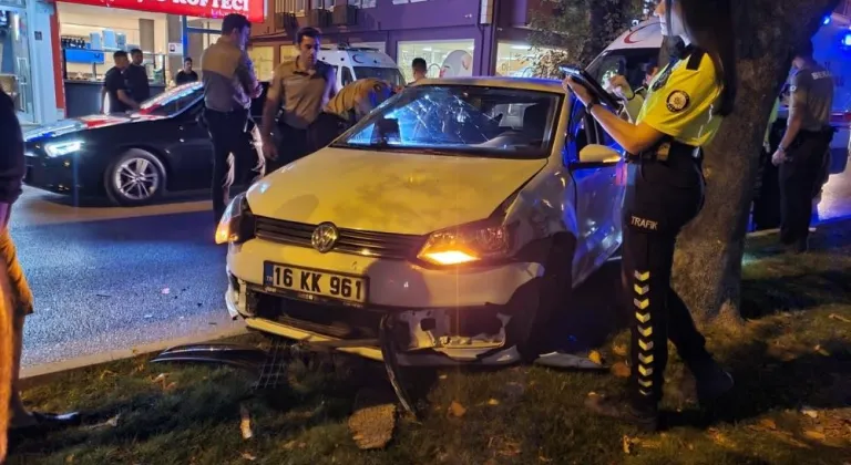Bursa'da otomobil kamyonete çarptı!