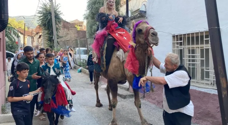 Bursa'da şaşkına çeviren olay: Anne deveye sünnet çocuğu Midilliye bindi