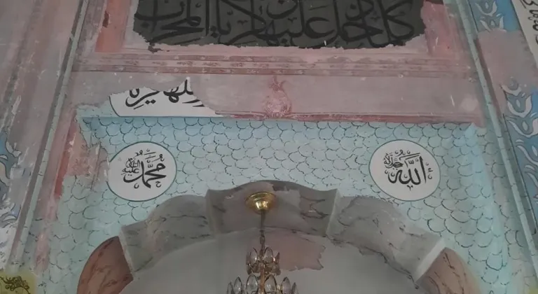 Bursa'da tarihi Bezzaz Cami dökülüyor