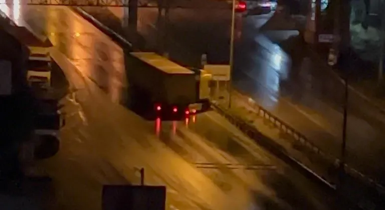 Bursa'da tır ters döndü