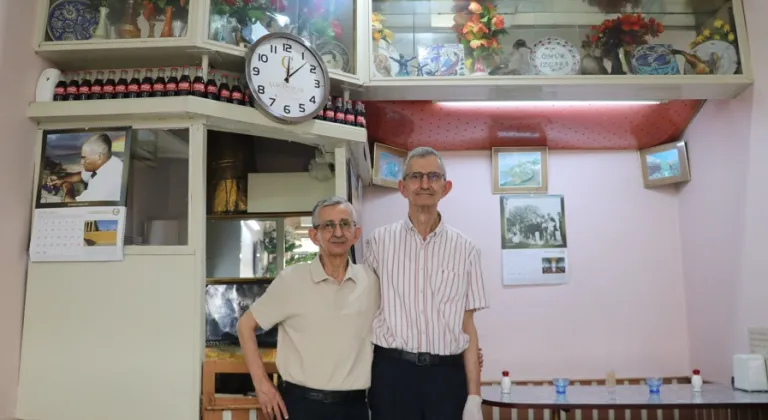 Bursa'da yarım asırlık çınar: Babalarından kalan 65 yıllık köfte dükkanına sahip çıkıyorlar