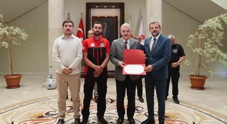 Bursa Valisi Ayyılddız’dan yangın kahramanlarına teşekkür