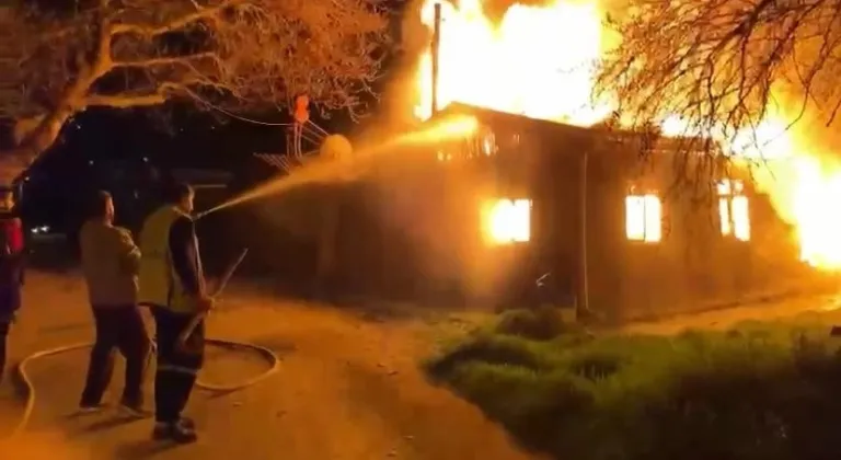 Bursa'da 18 ahşap ev cayır cayır yandı
