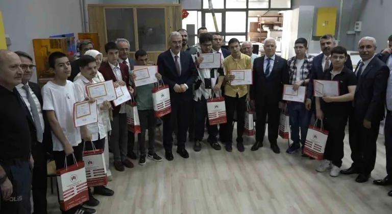 Bursa’da 656 bin 200 öğrenci karne heyecanı yaşadı