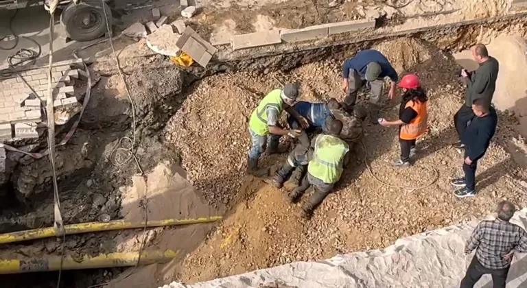 Bursa’da altyapı çalışmaları sırasında toprak altında kalan işçi ağır yaralandı