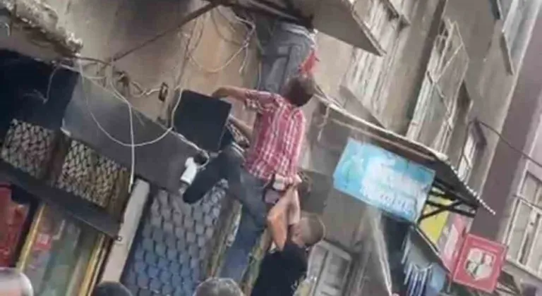 Kadın alevlerin arasında kaldı, mahalleli kurtardı