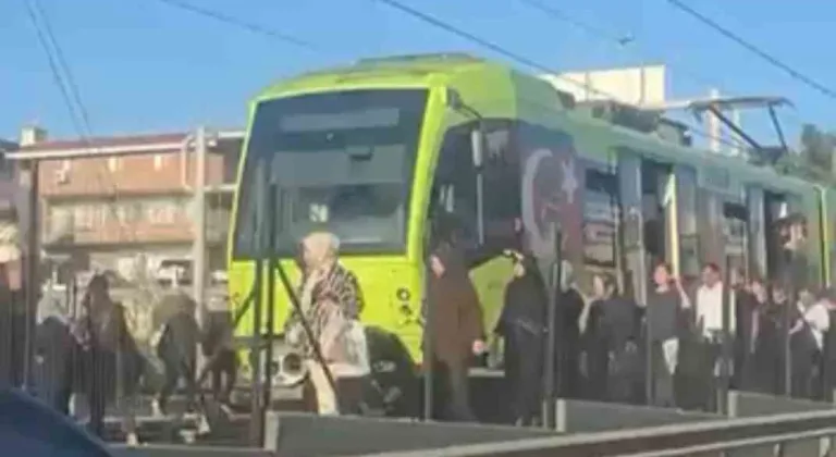 Bursa’da metro durdu, vatandaşlar raylardan yürüdü