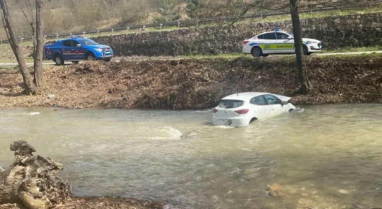 Bursa'da otomobil dereye uçtu