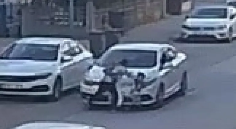 Bursa’da otomobilin çarptığı anne ve oğlu yaralandı