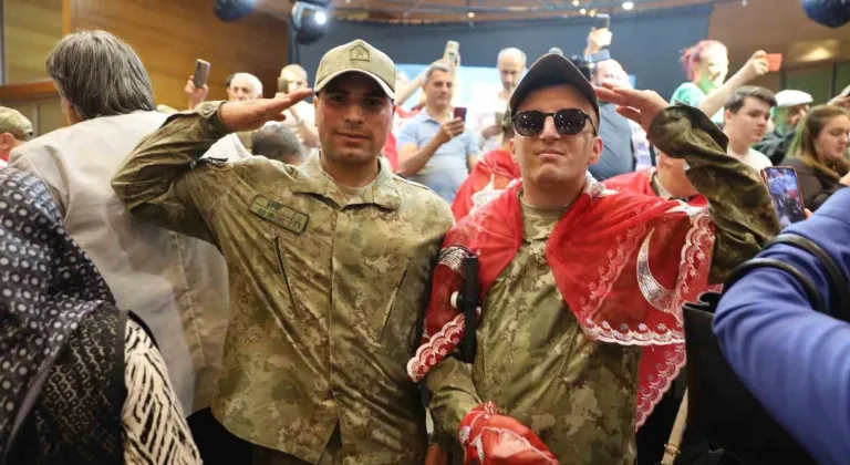 Bursa'da anlamlı gece... Özel gençlere asker kınası morali