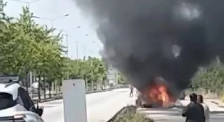 Bursa’da seyir halindeki otomobil alev alev yandı