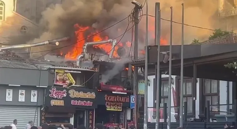 Bursa’da tarihi semtte yangın çıktı, 2 dükkan alevlere teslim oldu