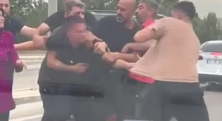 Bursa’da yol verme kavgası kamerada: Vatandaşlar zor ayırdı
