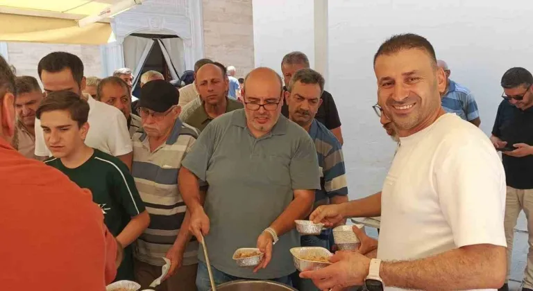 Bursalı esnaf bin 200 kişiye aşure dağıttı