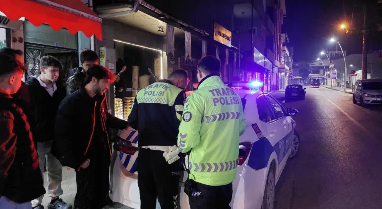 Çakarı açık bırakıp pastaneye gittiler, geri döndüklerinde cezadan kaçamadılar