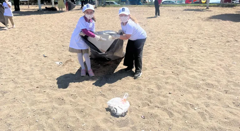 Çevre için el ele: Minikler İznik kıyısını temizledi