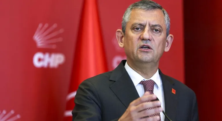 CHP Genel Başkanı Özel, partisinin İstanbul İl Başkanlığını ziyaret etti