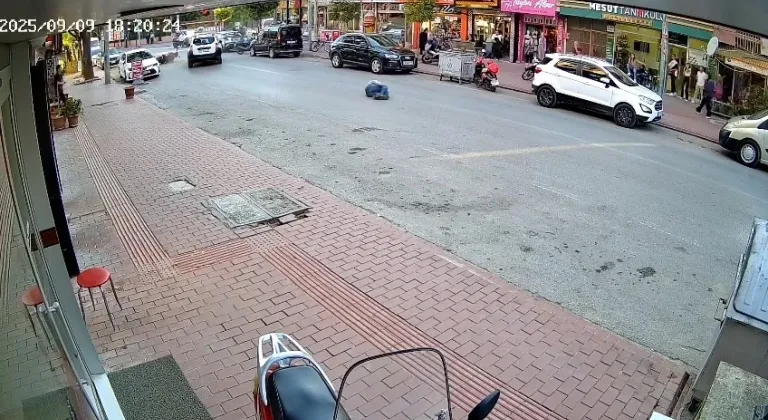 Cipe çarpan motosikletli metrelerce havaya savruldu: Kaza anı kamerada