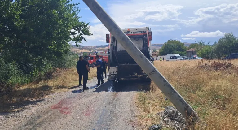 Çöp kamyonu faciaya yol açtı: Temizlik görevlisinin kolu koptu