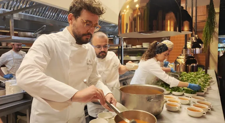 Danilo Şef, Bursa'daki restoranında kimsesiz çocuklara iftar verdi